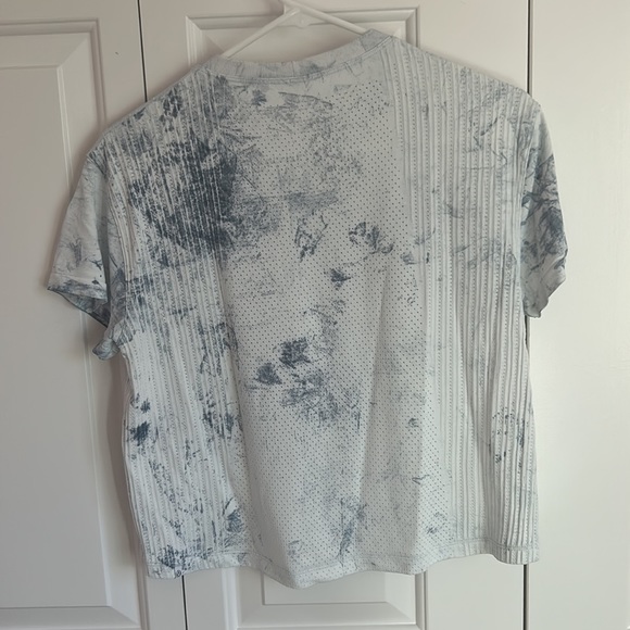 EUC Lululemon Train to be Short Sleeve White/Luna Wash Size M - Picture 2 of 3